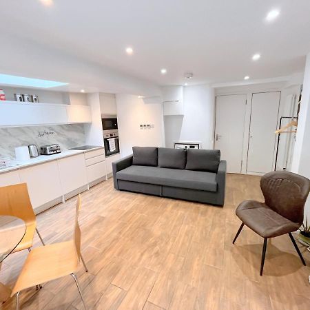 Two Bedroom Flat With Private Patio In Battersea London Eksteriør billede