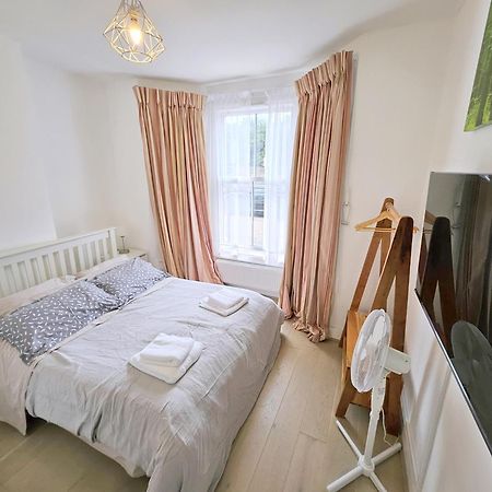 Two Bedroom Flat With Private Patio In Battersea London Eksteriør billede