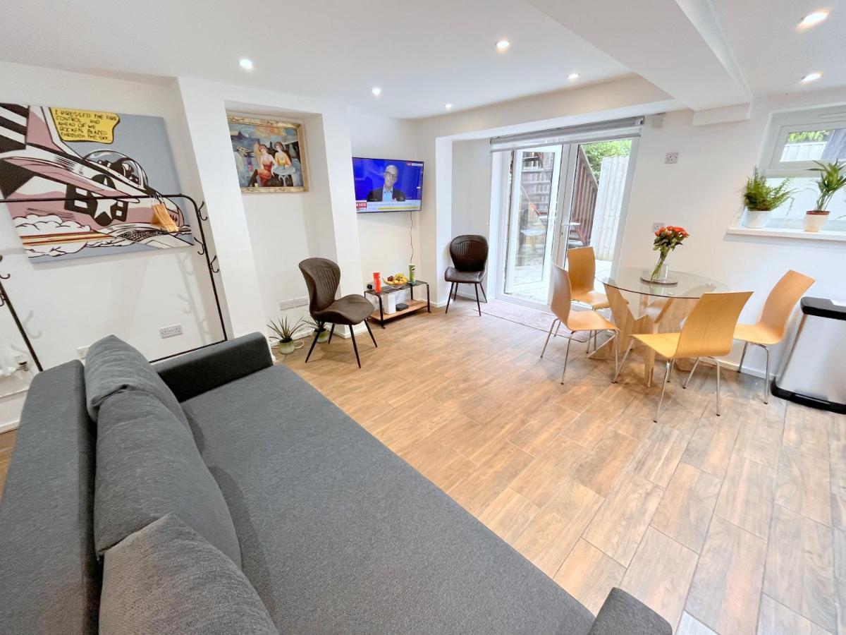 Two Bedroom Flat With Private Patio In Battersea London Eksteriør billede