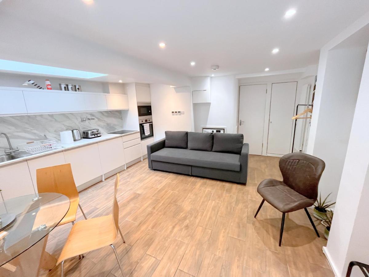 Two Bedroom Flat With Private Patio In Battersea London Eksteriør billede
