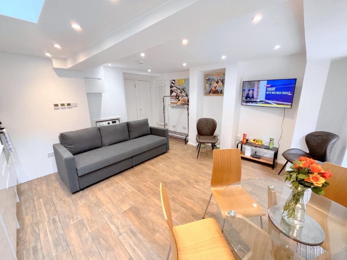 Two Bedroom Flat With Private Patio In Battersea London Eksteriør billede