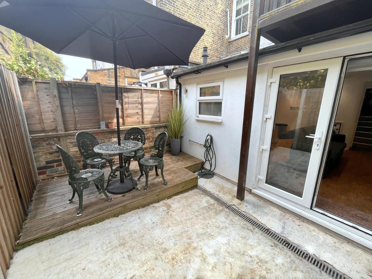 Two Bedroom Flat With Private Patio In Battersea London Eksteriør billede