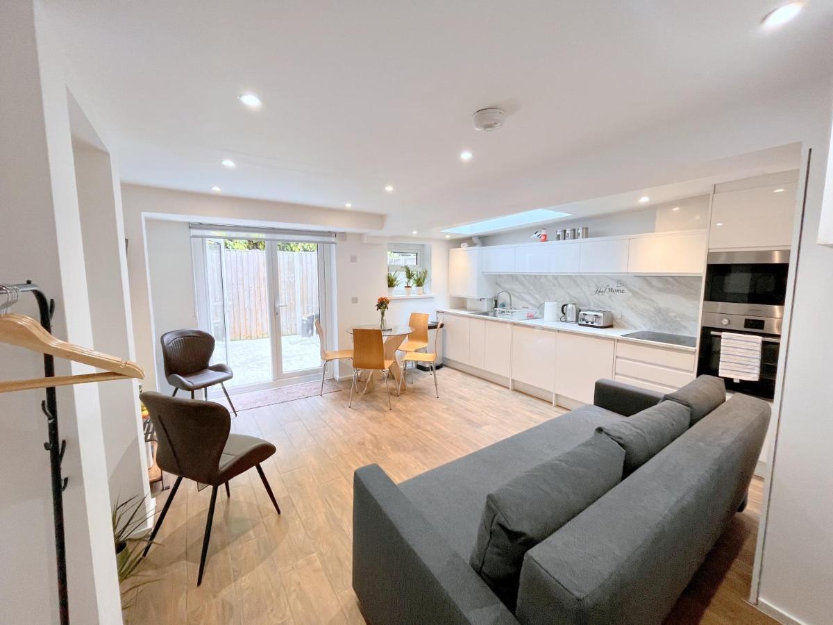 Two Bedroom Flat With Private Patio In Battersea London Eksteriør billede