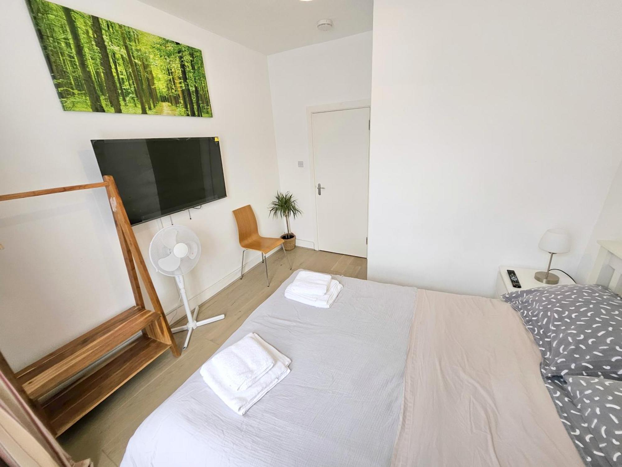 Two Bedroom Flat With Private Patio In Battersea London Eksteriør billede