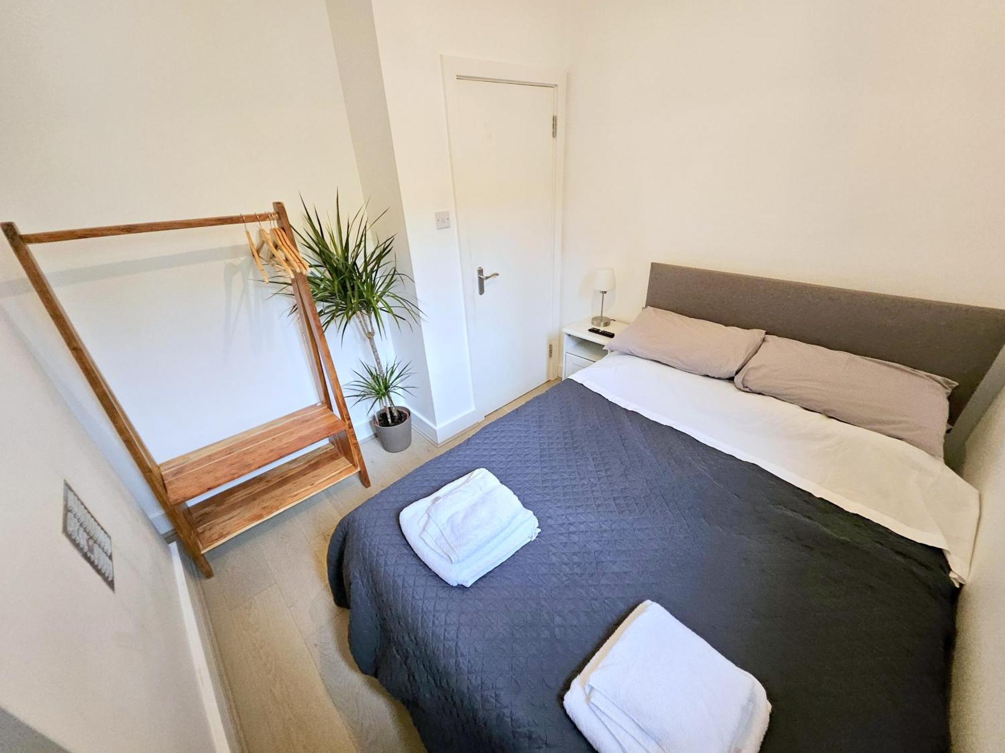 Two Bedroom Flat With Private Patio In Battersea London Eksteriør billede